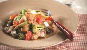 Stir-fry με κοτόπουλο, μανιτάρια, σπαράγγια και ντοματίνια